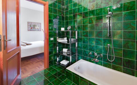 Villa Del Mugello: Armatur, Zapfhahn, Badewanne, Badezimmer, Duschkopf, Interior Design, Spiegel, Sinken, Gebäude, Dusche