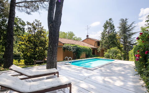 Villa Del Mugello: Himmel, Pflanze, Wolke, Eigentum, Gebäude, Wasser, Schwimmbad, Baum, Schatten, Gartenmöbel
