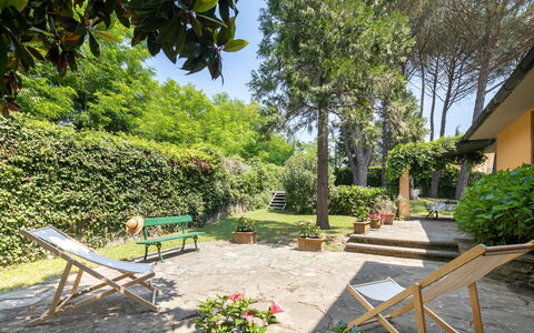 Villa Del Mugello: Pflanze, Eigentum, Möbel, Himmel, Außenbank, Schatten, Gebäude, Botanik, Baum, Gartenmöbel