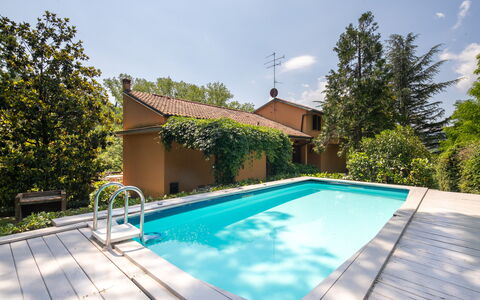 Villa Del Mugello: Wasser, Himmel, Pflanze, Wolke, Eigentum, Schwimmbad, Gebäude, Azurblau, Schatten, Baum