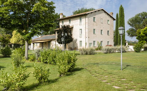 Villa Papiano: Pflanze, Gebäude, Himmel, Fenster, Wolke, Baum, Natur, Natürliche Landschaft, Vegetation, Grundstueck