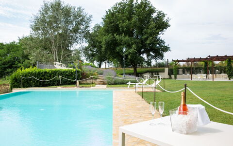 Villa Papiano: Wasser, Himmel, Pflanze, Eigentum, Baum, Wolke, Gartenmöbel, Schwimmbad, Grundstueck, Schatten