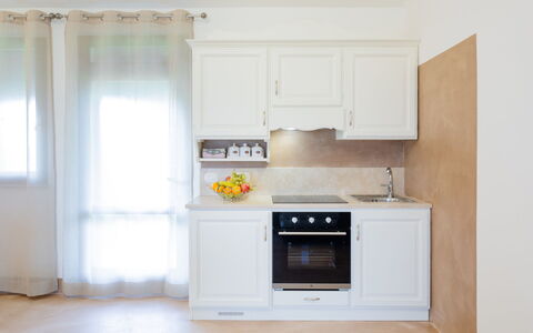 Villa Papiano: Cabinetry, Countertop, Eigentum, Gebäude, Herd, Küche, Holz, Fenster, Küchengerät, Haushaltsgerät