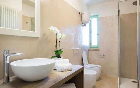 Villa Papiano: Pflanze, Eigentum, Blume, Armatur, Zapfhahn, Sinken, Gebäude, Bad Sink, Badezimmer, Interior Design