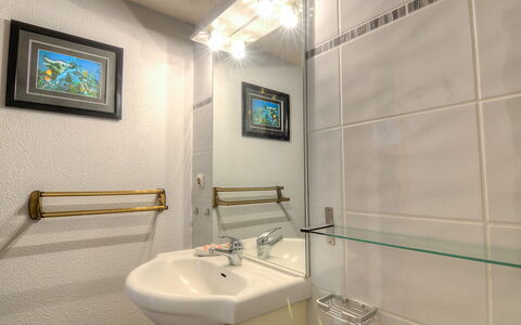 Port Sud: Badezimmer, Eigentum, Zimmer, Interior Design, Wand, Fliese, Die Architektur, Zapfhahn, Decke, Gebäude