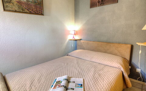 Port Sud: Zimmer, Schlafzimmer, Bett, Möbel, Eigentum, Interior Design, Wand, Komfort, Fussboden, Bettdecke