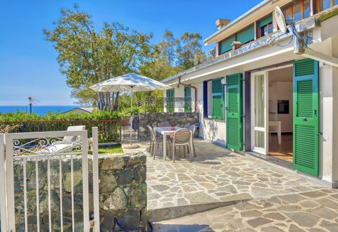 Marlà - Levanto: Himmel, Eigentum, Tabelle, Pflanze, Gebäude, Azurblau, Schatten, Blumentopf, Tür, Stuhl