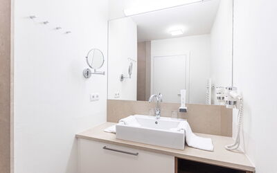 1 Schlafzimmer & Pool 190.7: Spiegel, Braun, Zapfhahn, Sinken, Armatur, Bad Sink, Gebäude, Badezimmerschrank, Badezimmer