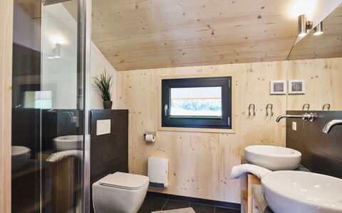 Steinach am Brenner 130: Eigentum, Zapfhahn, Spiegel, Armatur, Sinken, Bad Sink, Badezimmer, Komfort, Beleuchtung, Interior Design