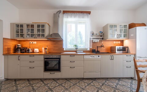 Sudoměřice: Küche, Küchengerät, Cabinetry, Countertop, Möbel, Major Appliance, Interior Design, Flooring, Schublade, Holz