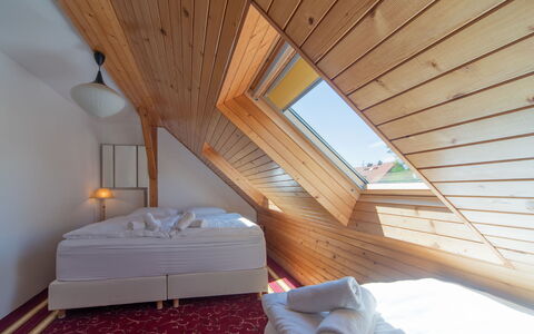 Sudoměřice: Holz, Fussboden, Flooring, Holzbeize, Schlafzimmer, Hartholz, Bedding, Bettdecke, Bett, Kissen