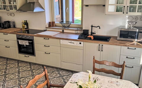 Sudoměřice: Küche, Cabinetry, Flooring, Countertop, Holz, Küchengerät, Möbel, Schublade, Interior Design, Major Appliance