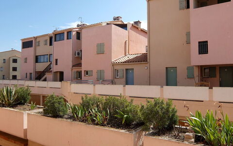 Les Terrasses Fleuries: Pflanze, Himmel, Gebäude, Eigentum, Fenster, Azurblau, Haus, Nachbarschaft, Eigentumswohnung, Urban Design