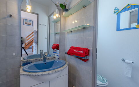 Saint Cyprien 560: Spiegel, Zapfhahn, Eigentum, Armatur, Sinken, Gebäude, Azurblau, Interior Design, Haus, Badezimmer