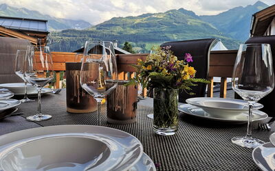 Superior # 312 für Bis zu 8 Personen 690.10: Geschirr, Wolke, Tabelle, Himmel, Pflanze, Eigentum, Möbel, Dishware, Blumentopf, Kelche