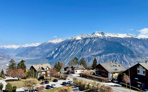 Lisière-Sud a 17: Himmel, Berg, Schnee, Gebäude, Natürliche Landschaft, Haus, Hochland, Steigung, Pflanze, Bergforms