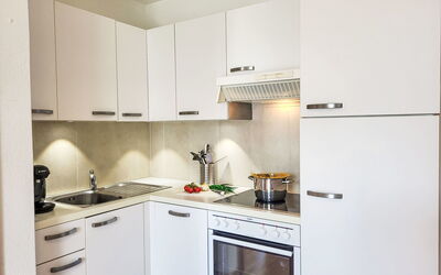 Casa Stella App. 2 724.2: Küchengerät, Küche, Countertop, Major Appliance, Cabinetry, Holz, Herd, Haushaltsgerät, Interior Design, Herd