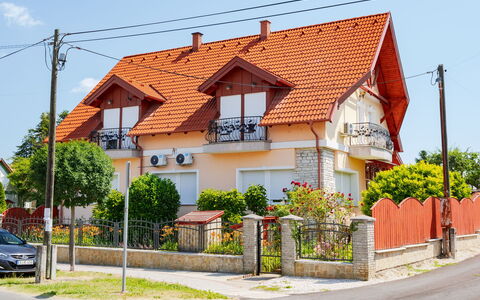 Balatonbereny 600: Gebäude, Fenster, Haus, Wohngebiet, Zuhause, Fassade, Dach, Nachbarschaft, Die Architektur, Menschliche Siedlung