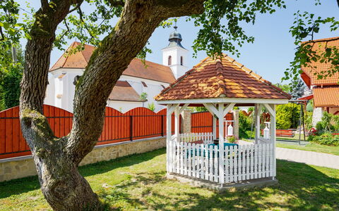Balatonbereny 600: Haus, Dach, Garten, Garten, Rasen, Landscaping, Hazienda, Auffahrt, Hinterhof, Villa