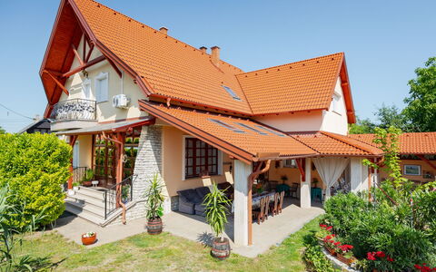 Balatonbereny 600: Gebäude, Haus, Dach, Zuhause, Wohngebiet, Fassade, Die Architektur, Hütte, Tür, Markise