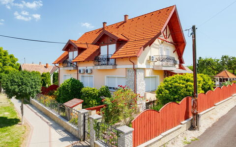 Balatonbereny 600: Gebäude, Wohngebiet, Haus, Zuhause, Fassade, Nachbarschaft, Die Architektur, Dach, \Stadt, Menschliche Siedlung