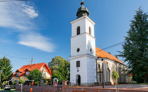 Balatonbereny 600: Himmel, Wolke, Gebäude, Pflanze, Baum, Turm, Fenster, Nachbarschaft, Ländliches Gebiet, Stadt