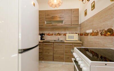 Tilia 2 600.2: Cabinetry, Holz, Gebäude, Beleuchtung, Interior Design, Küche, Flooring, Countertop, Fussboden, Haus