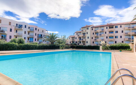 Saint Cyprien 660: Wasser, Wolke, Gebäude, Himmel, Pflanze, Fenster, Daytime, Schwimmbad, Azurblau, Haus