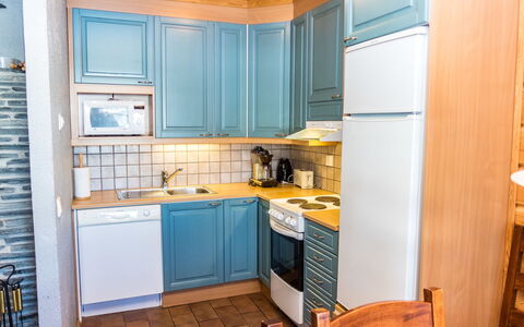 Pyryruka 2: Küche, Major Appliance, Küchengerät, Countertop, Holz, Cabinetry, Flooring, Interior Design, Möbel, Sinken