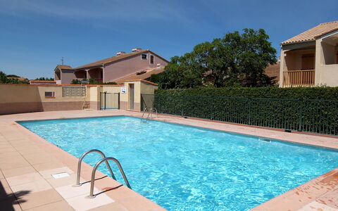 Saint Cyprien 700: Wasser, Himmel, Wolke, Pflanze, Schwimmbad, Azurblau, Gebäude, Fenster, Schatten, Rechteck