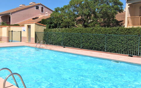 Saint Cyprien 700: Wasser, Himmel, Eigentum, Pflanze, Azurblau, Schwimmbad, Baum, Freizeit, Schatten, Gebäude