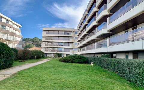 Arcachon 525: Wolke, Pflanze, Himmel, Gebäude, Daytime, Eigentum, Fenster, Urban Design, Tower Block, Gras