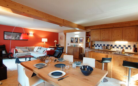 Villa Princesse: Tabelle, Möbel, Gebäude, Stuhl, Holz, Fussboden, Flooring, Wohnzimmer, Grundeigentum, Schreibtisch