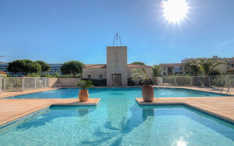 Saint Cyprien 770: Wasser, Himmel, Eigentum, Pflanze, Azurblau, Baum, Gebäude, Schwimmbad, Freizeit, Schatten