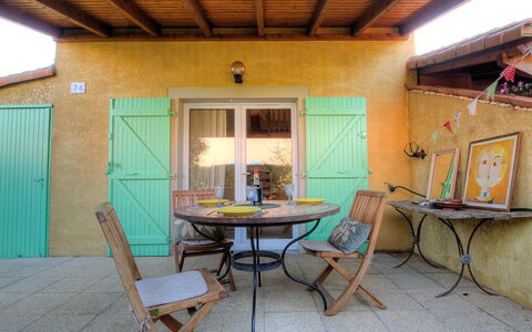 Saint Cyprien 770: Zimmer, Eigentum, Haus, Gebäude, Tabelle, Möbel, Decke, Interior Design, Grundeigentum, Zuhause