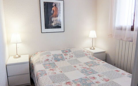 Les Catalanes du Golf: Schlafzimmer, Bett, Zimmer, Eigentum, Möbel, Bettdecke, Bettrahmen, Bedding, Matratze, Fussboden