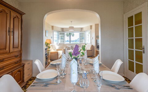 Le Moulin: Tabelle, Geschirr, Möbel, Eigentum, Stuhl, Kelche, Dishware, Interior Design, Dekoration, Tischdecke