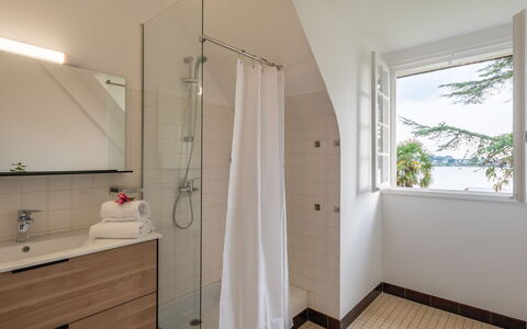 Le Moulin: Spiegel, Armatur, Badezimmerschrank, Zapfhahn, Badezimmer, Sinken, Holz, Fenster, Interior Design