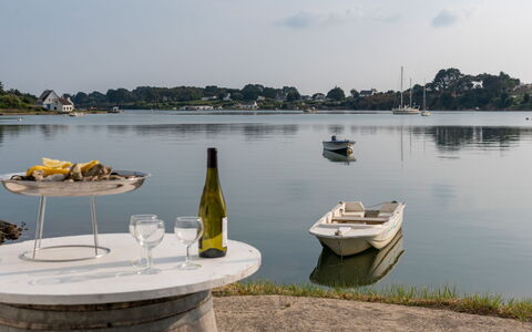 Le Moulin: Wasser, Wolke, Himmel, Boot, Wasservorräte, Watercraft, Flasche, See, Pflanze, Fahrzeug