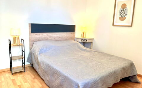 Le Parc du Prieuré: Bett, Bedding, Möbel, Schlafzimmer, Bettdecke, Fussboden, Flooring, Holz, Linens, Holzboden