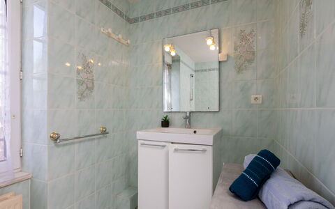 La Grève: Flooring, Fussboden, Armatur, Interior Design, Fliese, Badezimmer, Installation, Zapfhahn, Decke, Zimmer