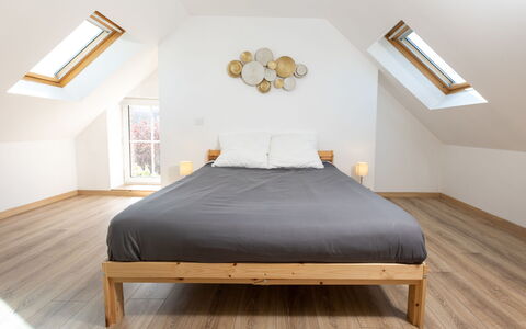 La Grève: Möbel, Schlafzimmer, Bett, Flooring, Holz, Fussboden, Interior Design, Holzboden, Bedding, Beleuchtung