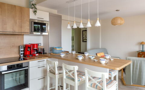 Les Palmiers: Möbel, Eigentum, Tabelle, Cabinetry, Holz, Countertop, Beleuchtung, Interior Design, Flooring, Fussboden