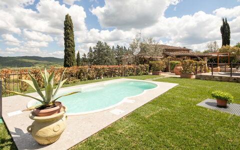 Valdambra Villa: Schwimmbad, Garten, Resort, Hinterhof, Landscaping, Eco Hotel, Bauernhaus, Estate, Hazienda, Garten