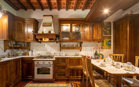 Valdambra Villa: Möbel, Interior Design, Cabinetry, Holz, Küche, Flooring, Schrank, Countertop, Decke, Zimmer