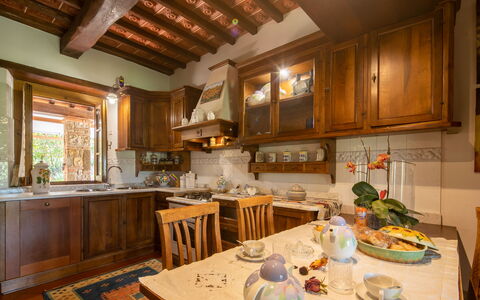 Valdambra Villa: Möbel, Interior Design, Cabinetry, Küche, Holz, Flooring, Countertop, Decke, Beleuchtung, Zimmer