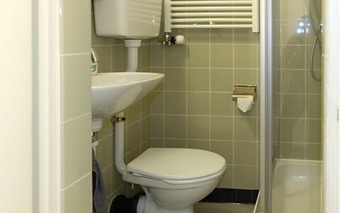 Luna: Toilleten Sitz, Badezimmer, Toilette, Armatur, Bad Sink, Sinken, Zapfhahn, Installation, Interior Design, Flooring