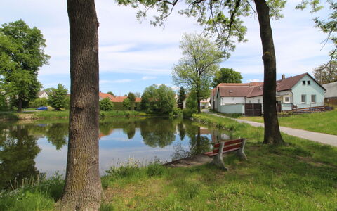 Plavsko: Wasser, Himmel, Pflanze, Wolke, Gebäude, Fenster, Natürliche Landschaft, Baum, See, Haus