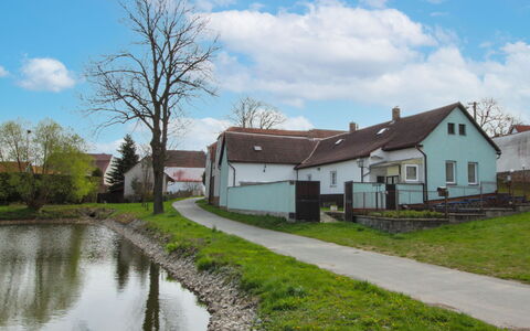 Plavsko: Wolke, Himmel, Pflanze, Wasser, Gebäude, Fenster, Baum, Natürliche Landschaft, Haus, Grundstueck