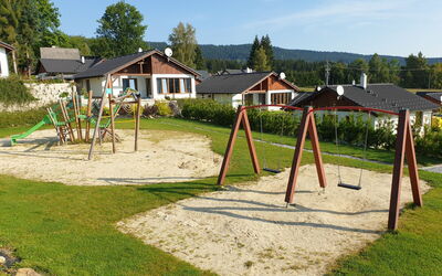 Lipno Nad Vltavou 87: Pflanze, Himmel, Eigentum, Baum, Schatten, Grundstueck, Haus, Wolke, Freizeit, Gebäude